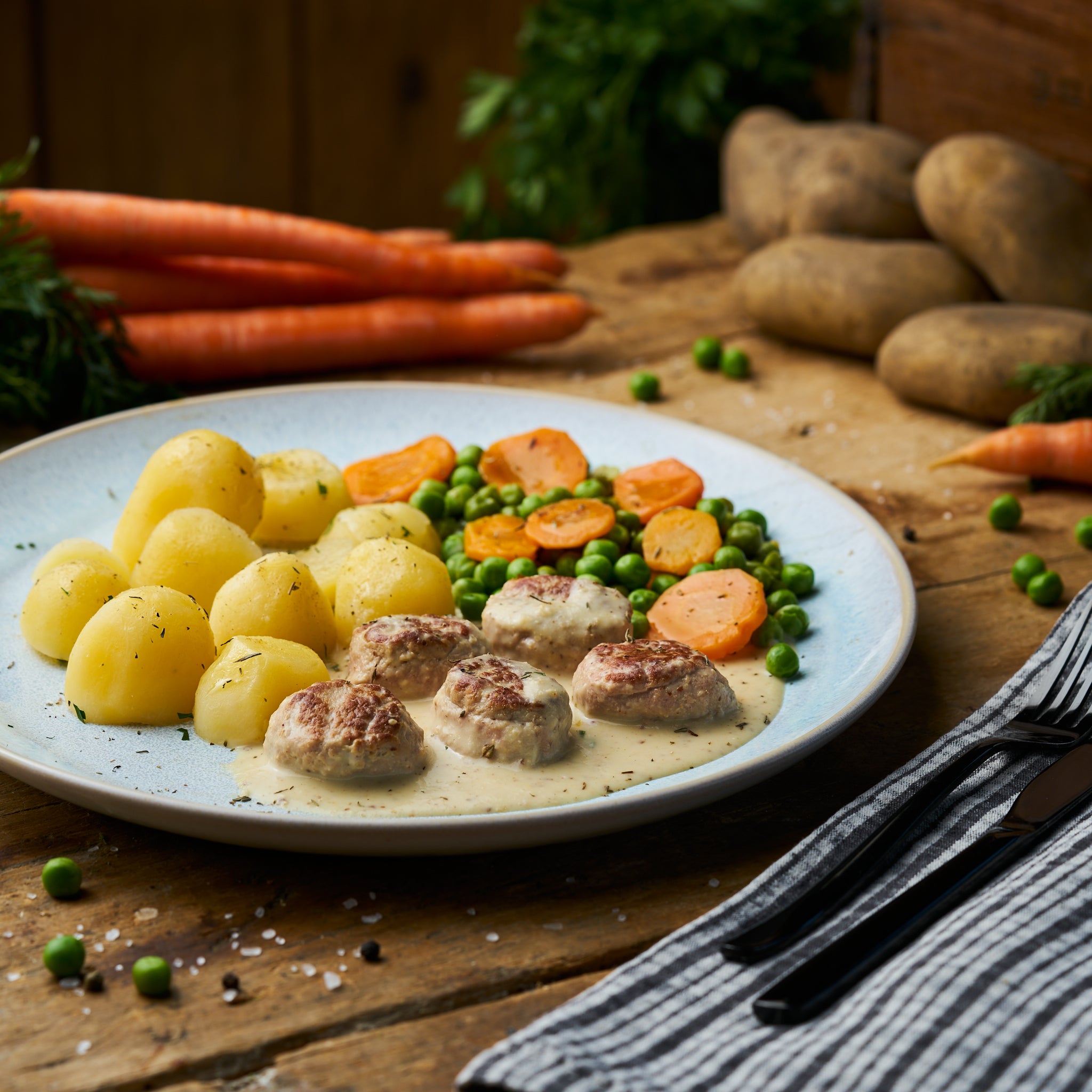 Fleischkäsebällchen in süßer Senfsauce mit Erbsen-Möhrengemüse und Butterkartoffeln - freshfoodz