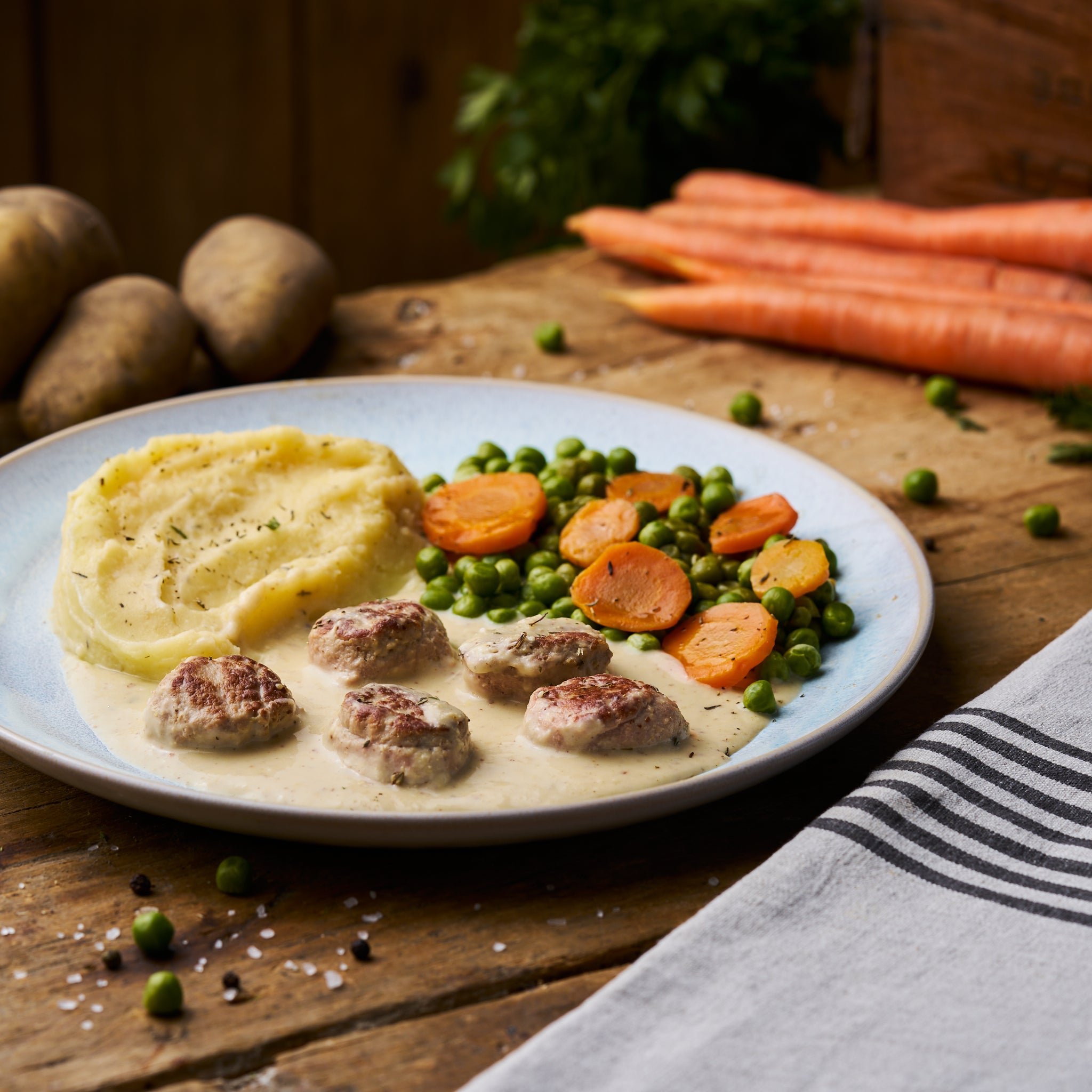 Fleischkäsebällchen in süßer Senfsauce mit Erbsen-Möhrengemüse und Kartoffelstampf - freshfoodz