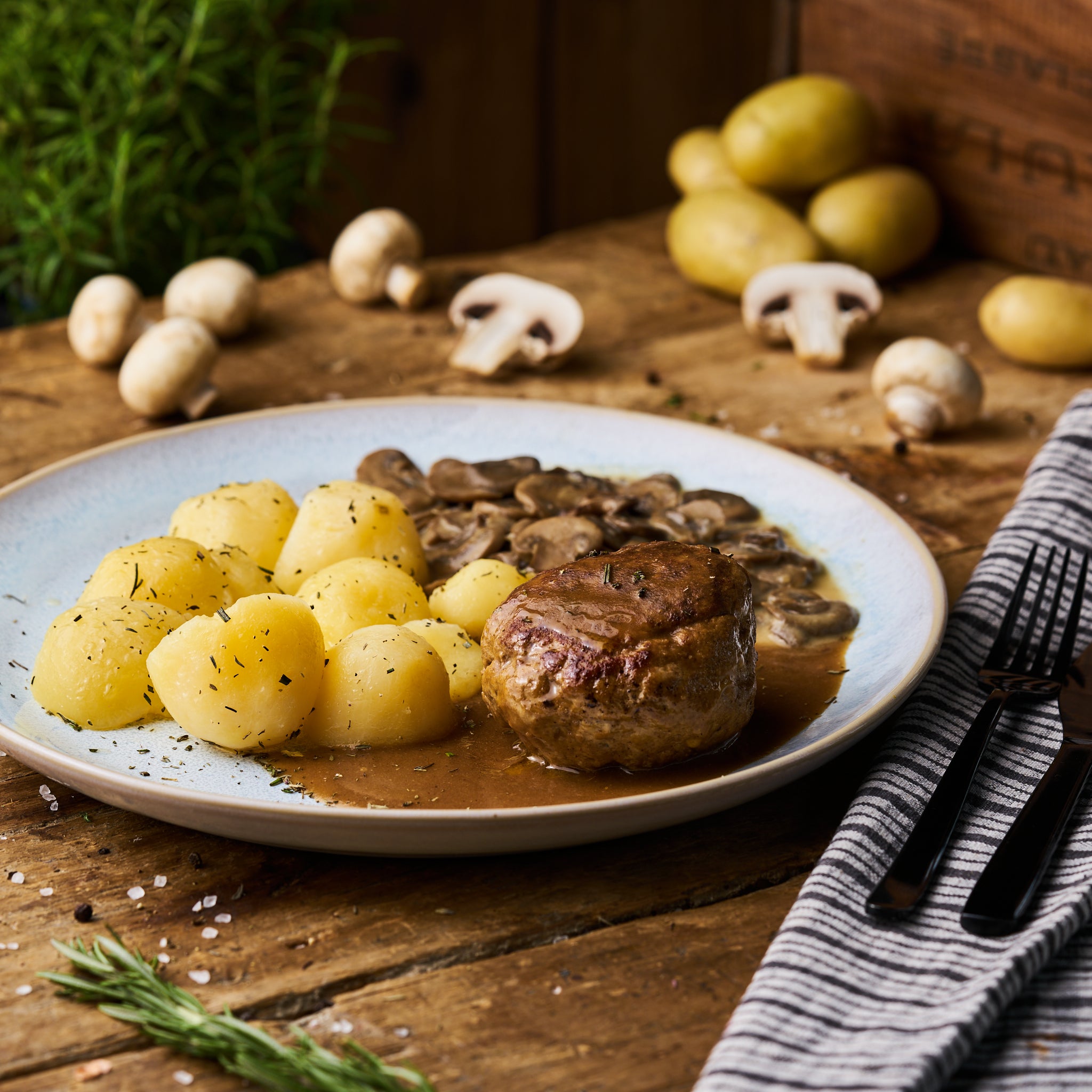 Boulette vom Schwein mit Champignonsauce und Butterkartoffeln - freshfoodz